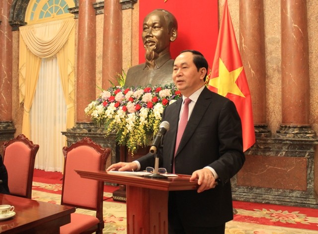 President Tran Dai Quang meets former Vietnamese experts in Cambodia  - ảnh 1